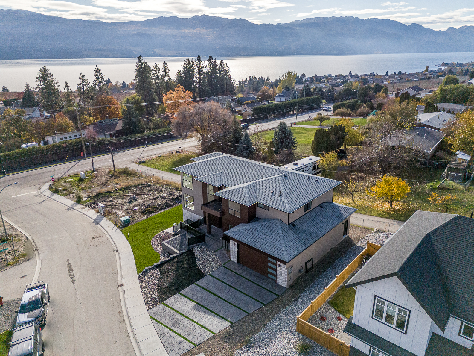 1047 Oak Barrel Place West Kelowna V1Z 2G9