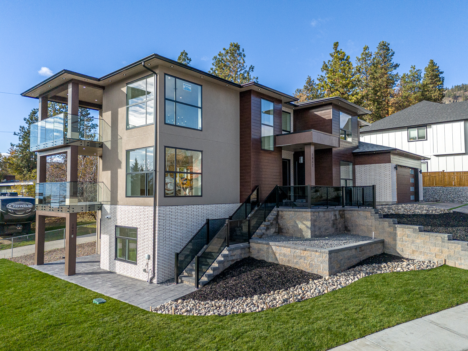 1047 Oak Barrel Place West Kelowna V1Z 2G9