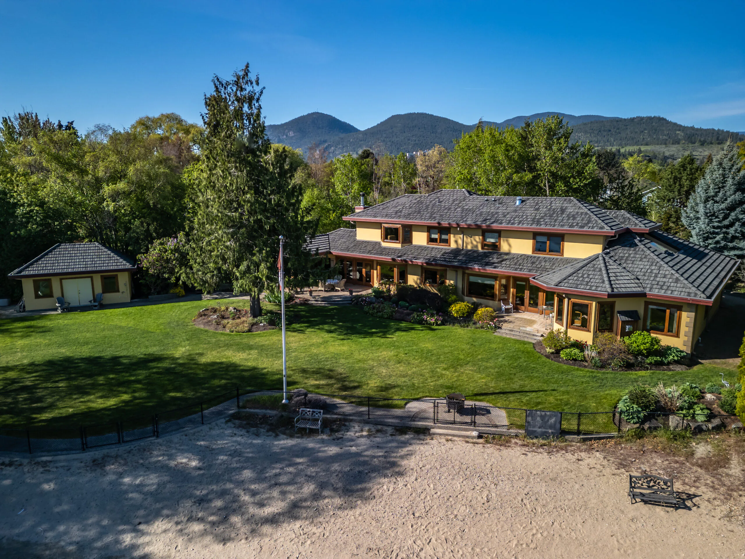 7801 Oak Avenue Summerland V0H 1Z9