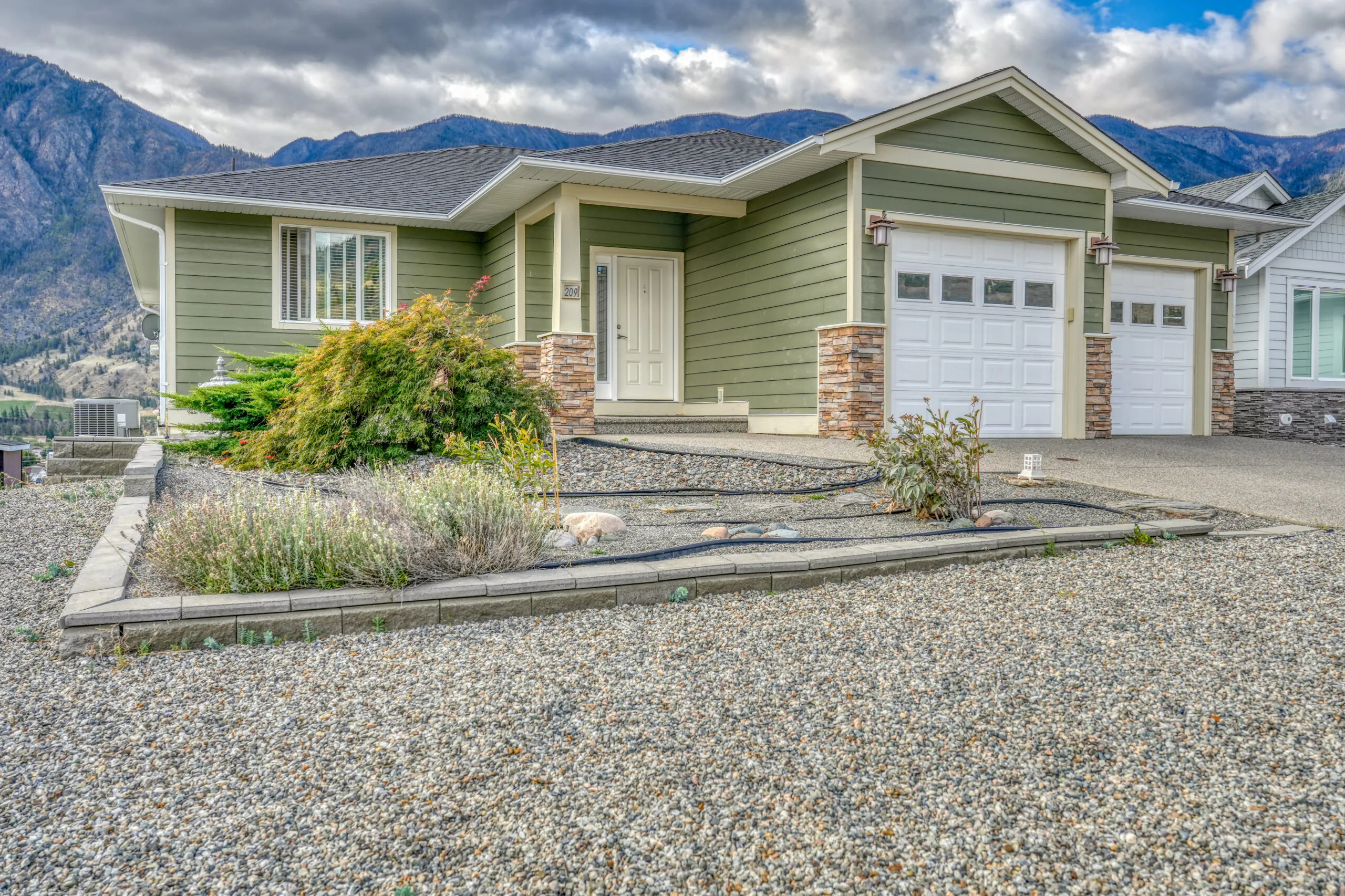 209 K View Crescent