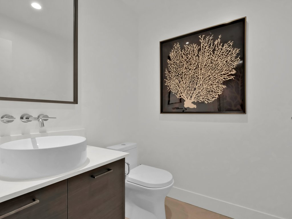 1191 Sunset Drive 401 Kelowna V1Y 9Z5