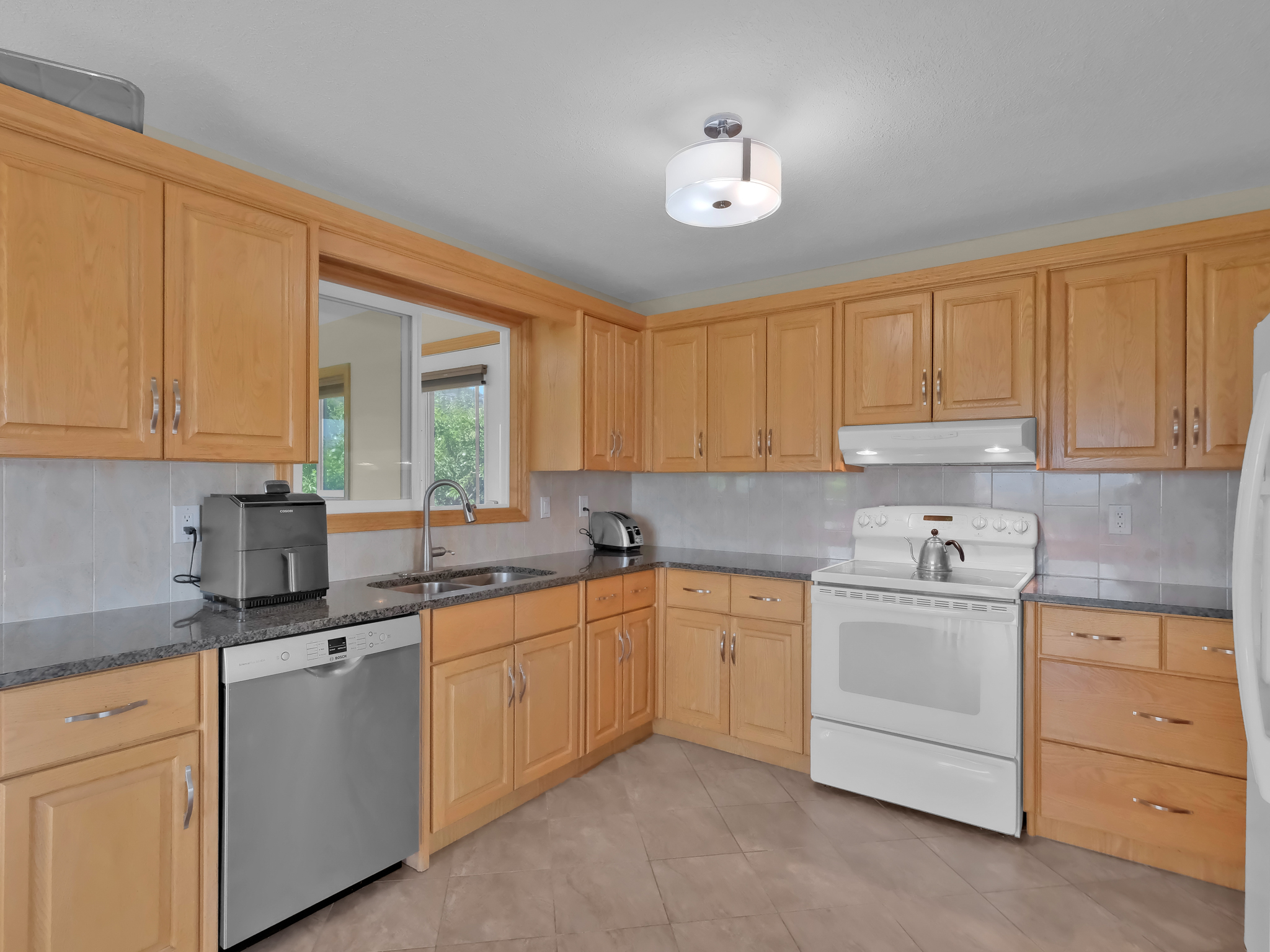 3124 Cox Road West Kelowna V1Z 2B4