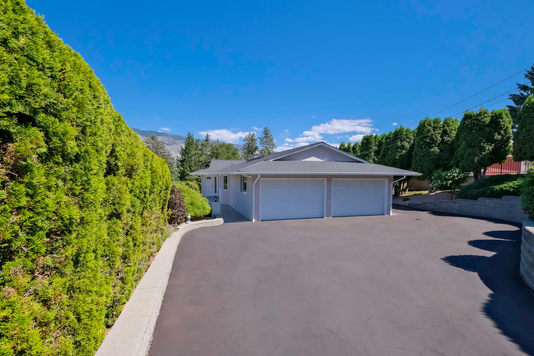 690 Pineview Drive