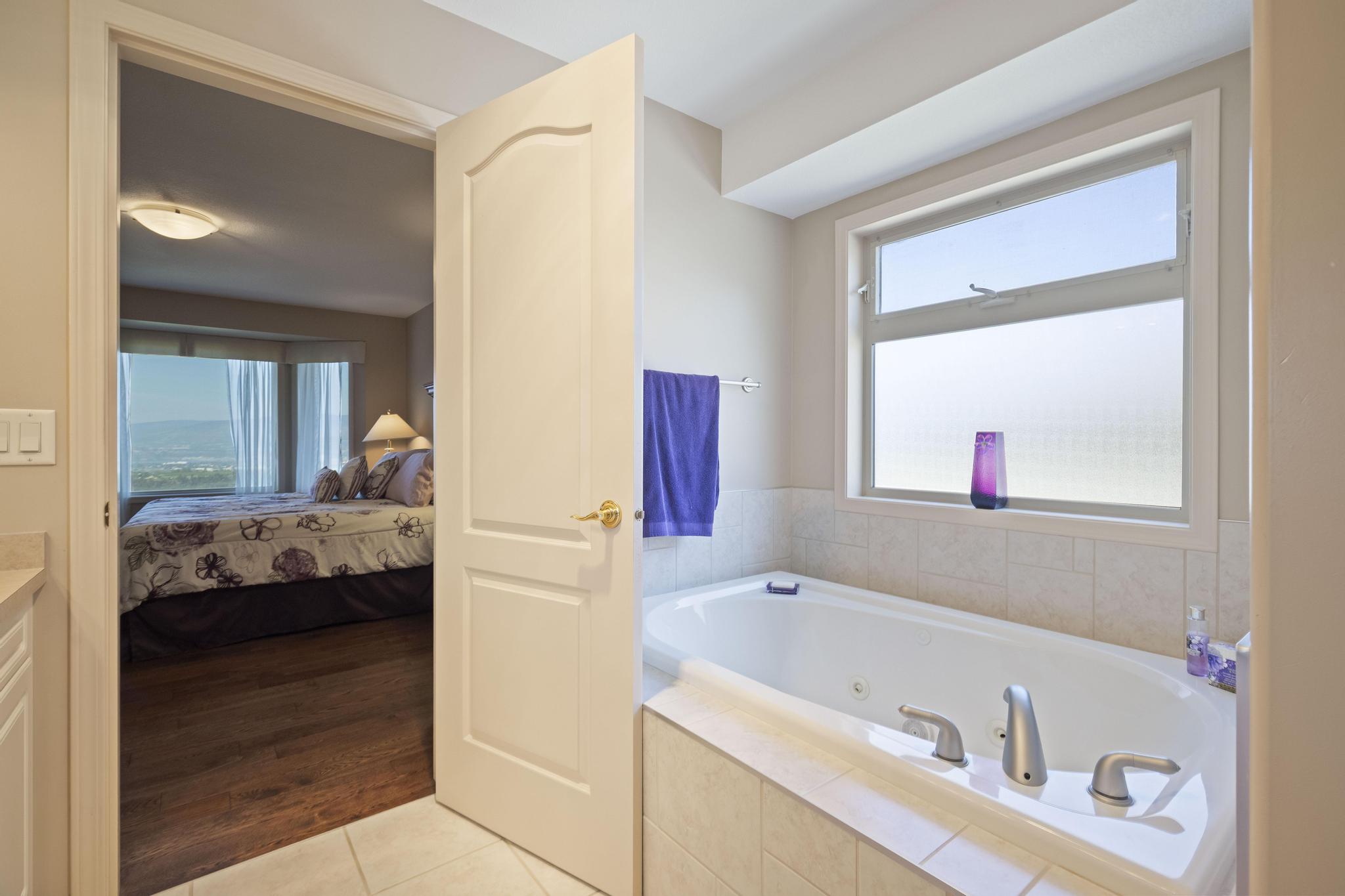 1000 Lone Pine Drive Kelowna V1P 1M7