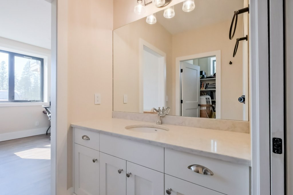 7389 Falcon Ridge Crescent Kelowna V1P 1J2