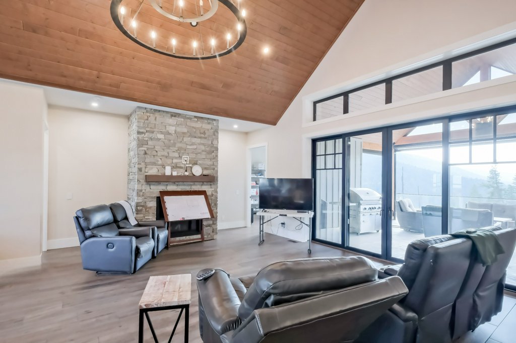 7389 Falcon Ridge Crescent Kelowna V1P 1J2