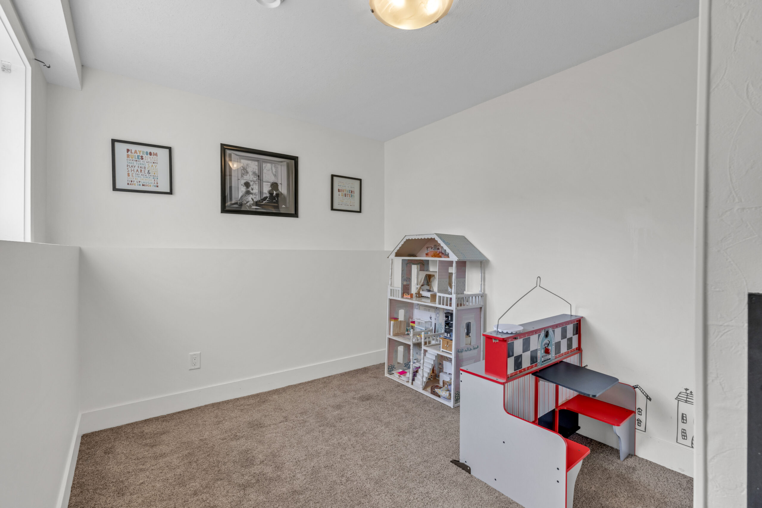 130 Walton Crescent Summerland V0H 1Z8