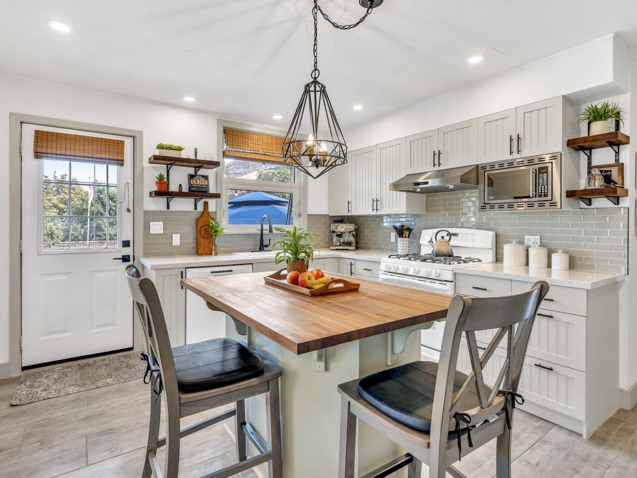 12411 Victoria Road S Summerland V0H 1Z2