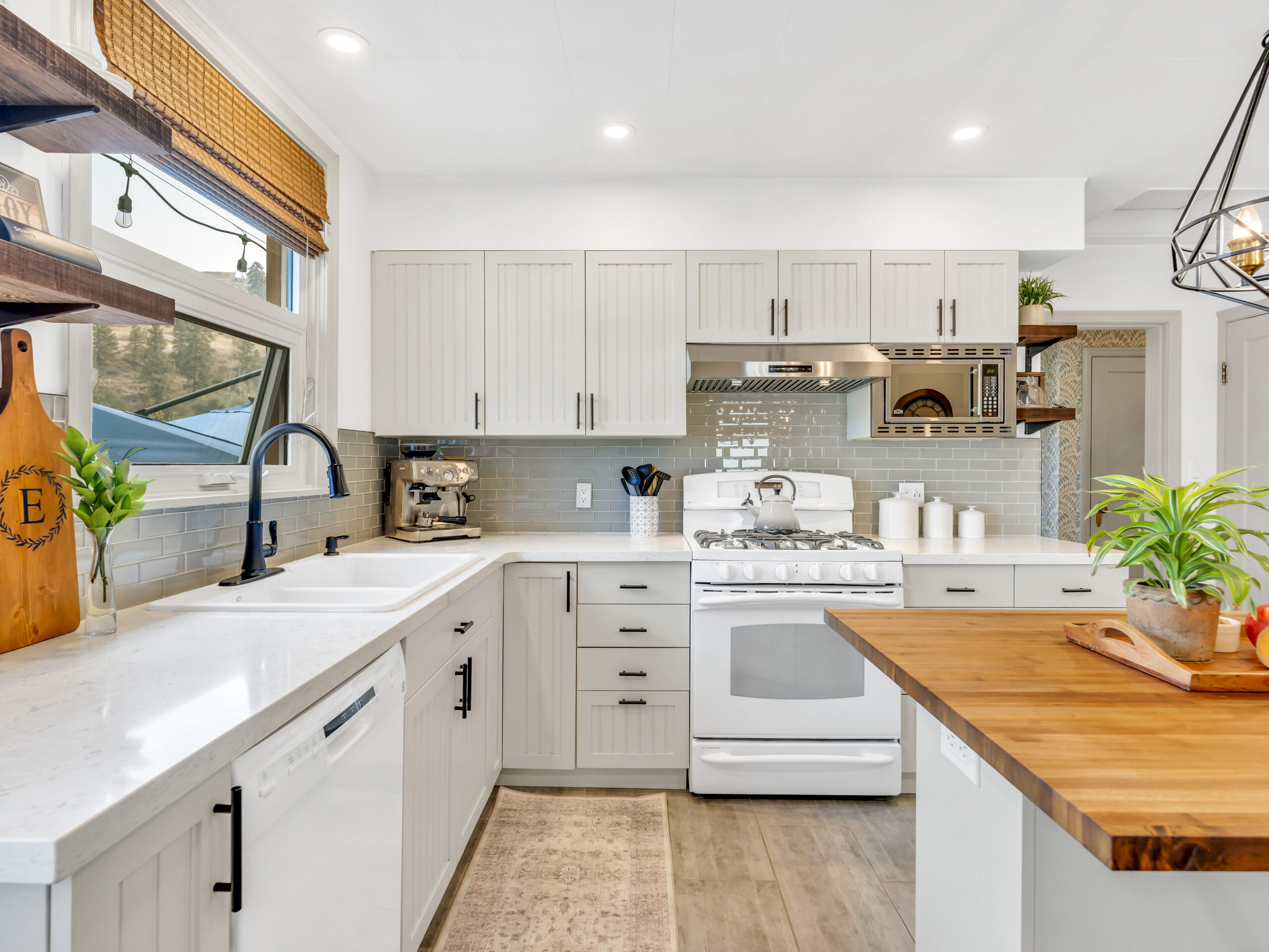 12411 Victoria Road S Summerland V0H 1Z2