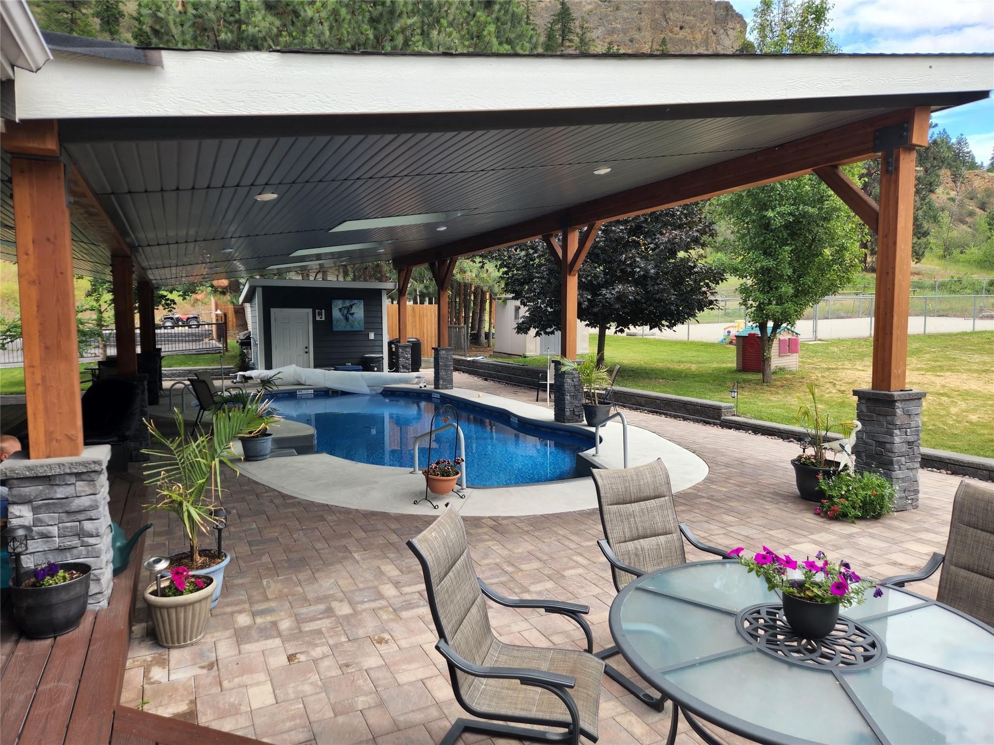 9801/9809 Gould Avenue Summerland V0H 1Z8