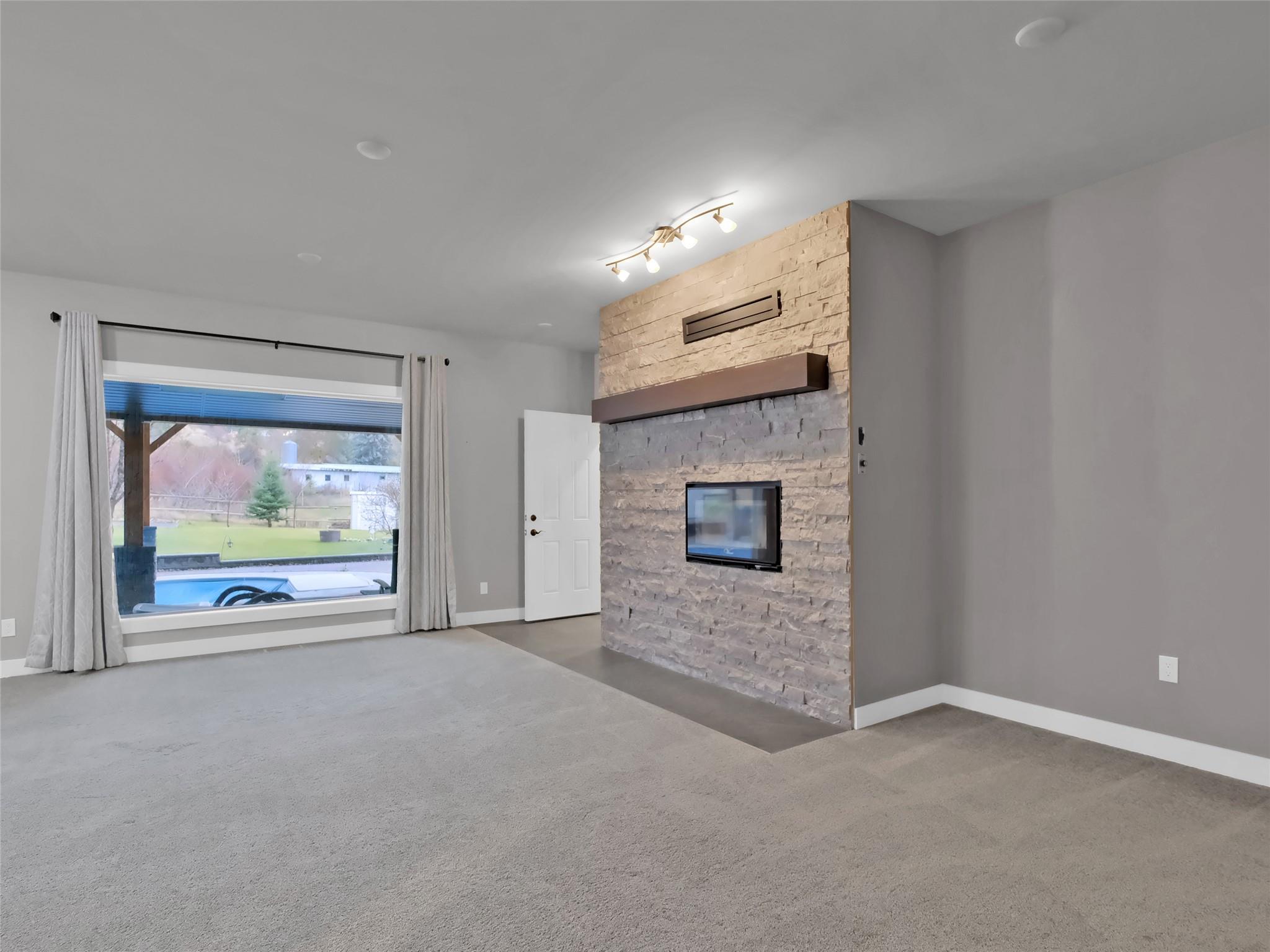 9801/9809 Gould Avenue Summerland V0H 1Z8