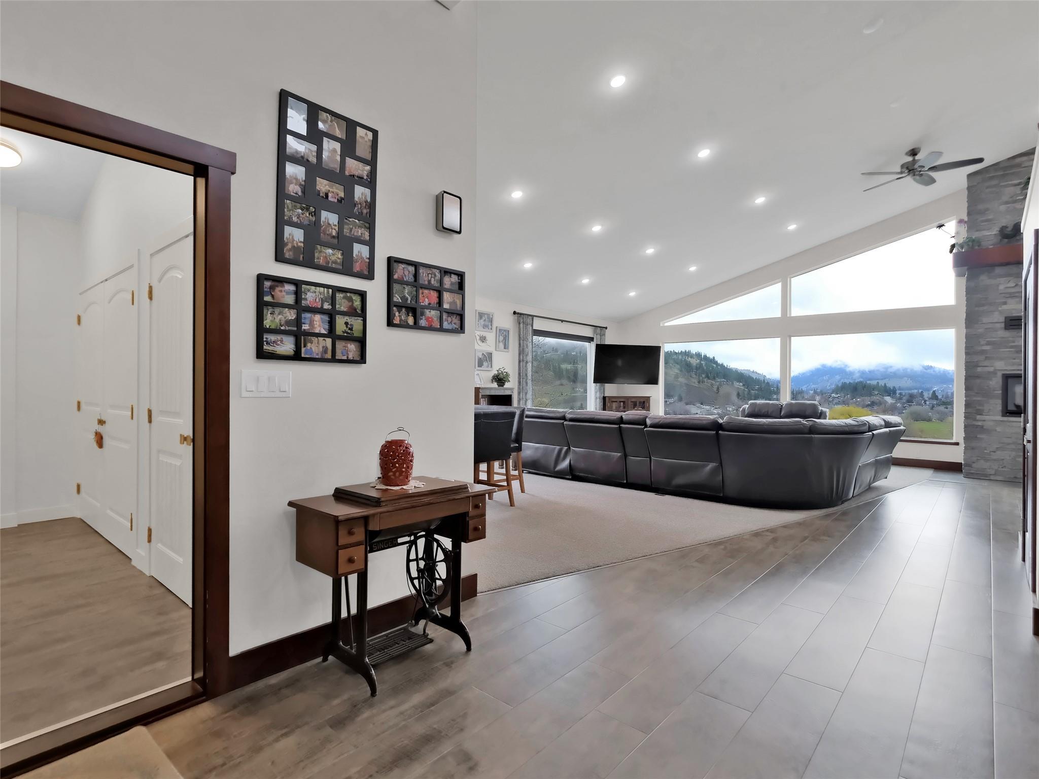 9801/9809 Gould Avenue Summerland V0H 1Z8