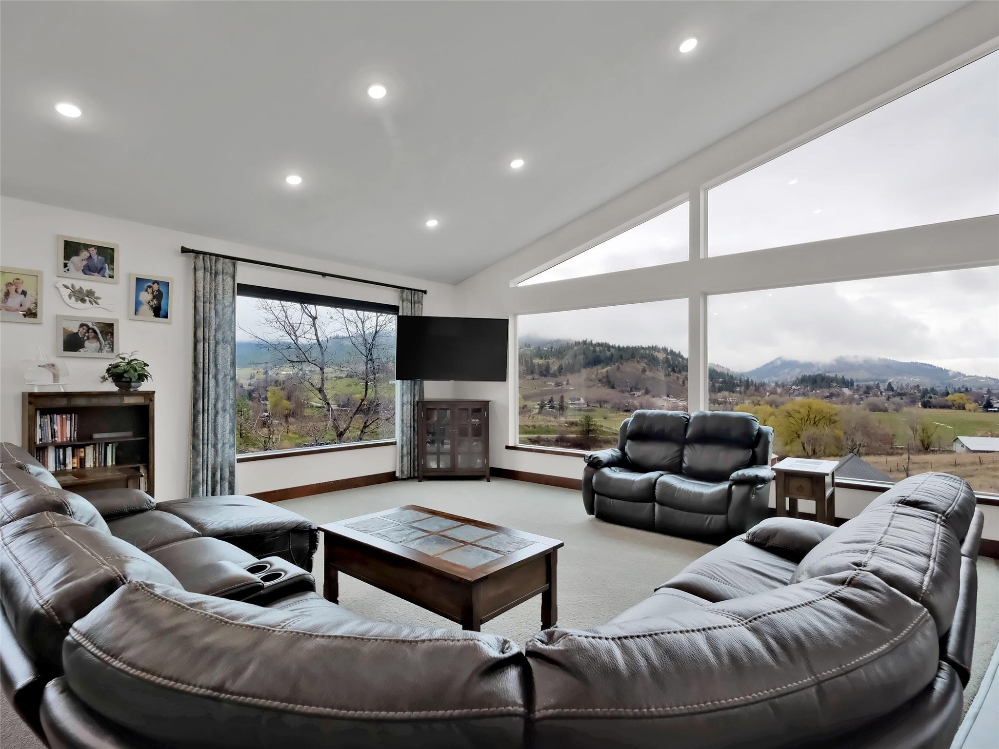 9801/9809 Gould Avenue Summerland V0H 1Z8