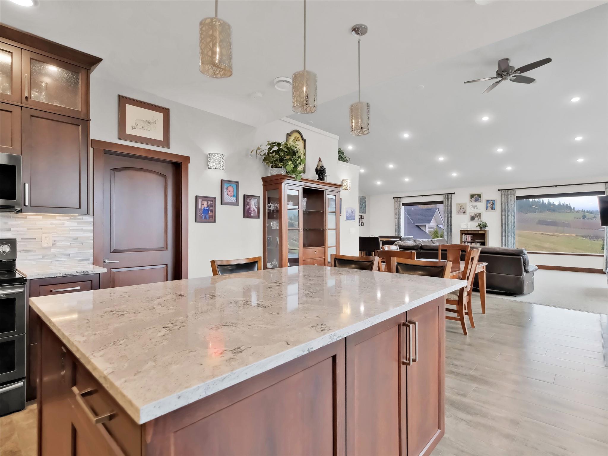 9801/9809 Gould Avenue Summerland V0H 1Z8