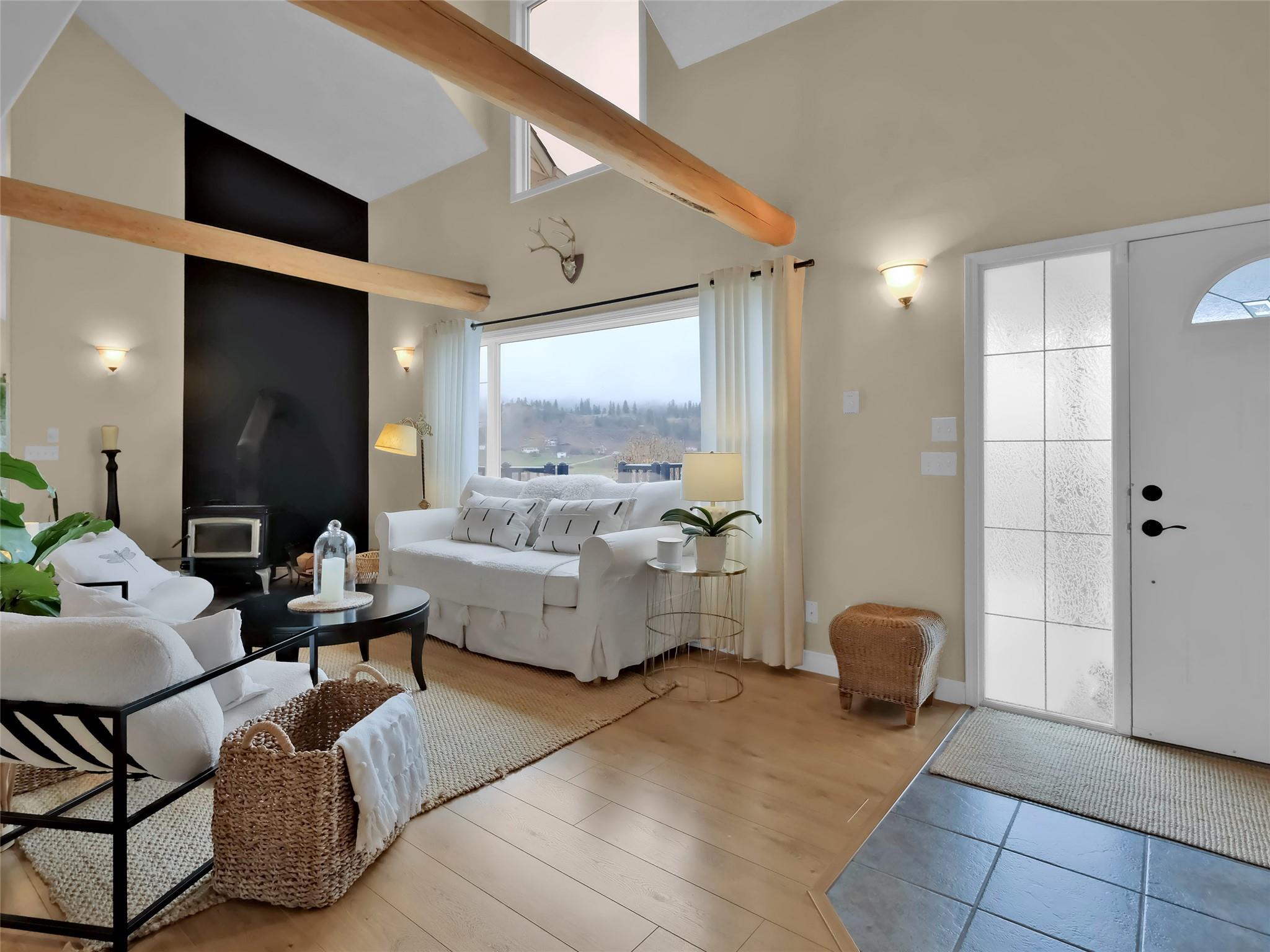 9801/9809 Gould Avenue Summerland V0H 1Z8