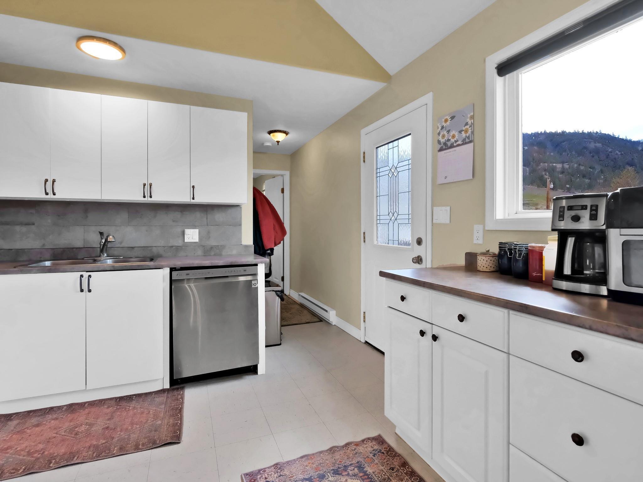 9801/9809 Gould Avenue Summerland V0H 1Z8