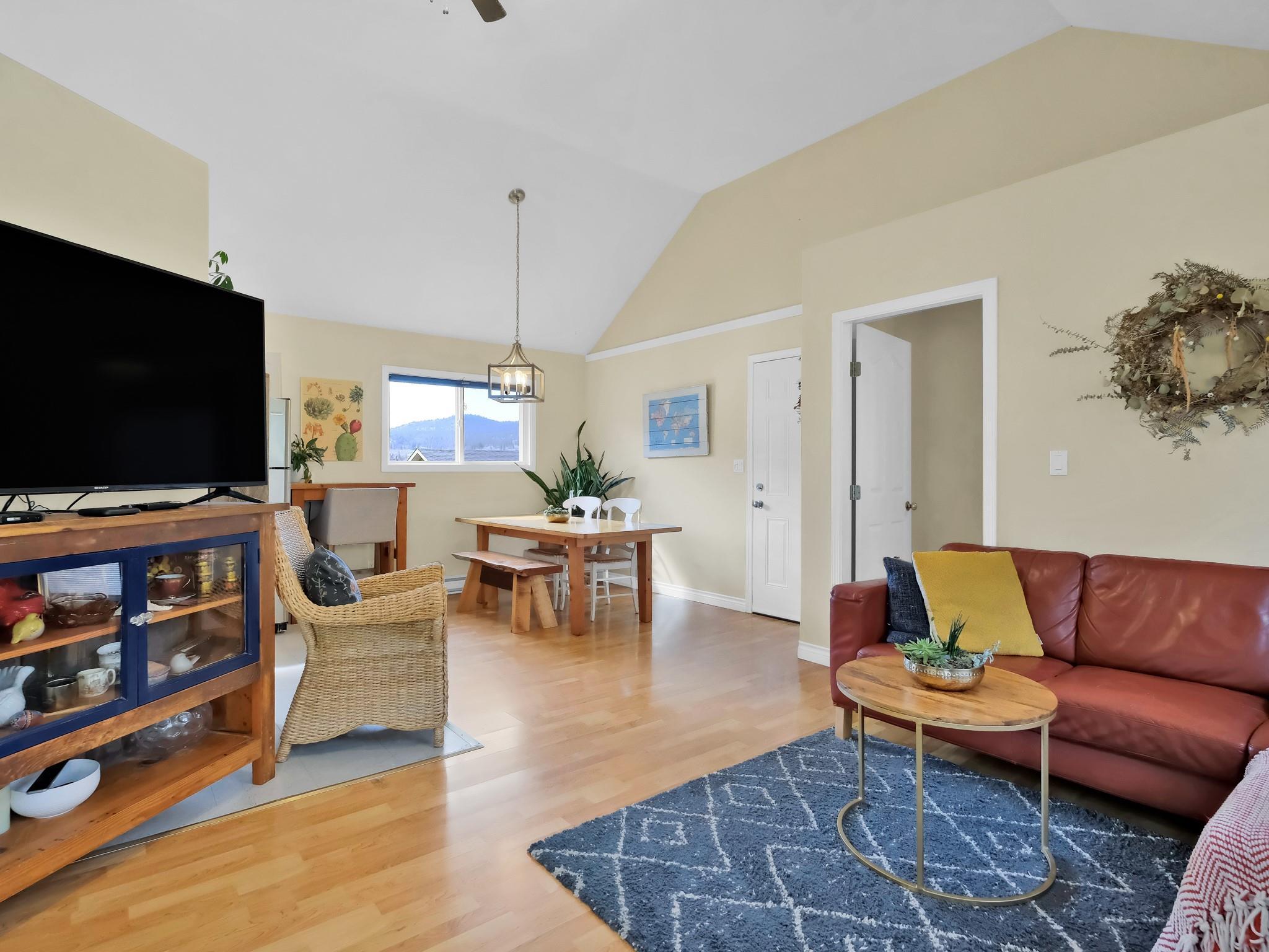 9801/9809 Gould Avenue Summerland V0H 1Z8