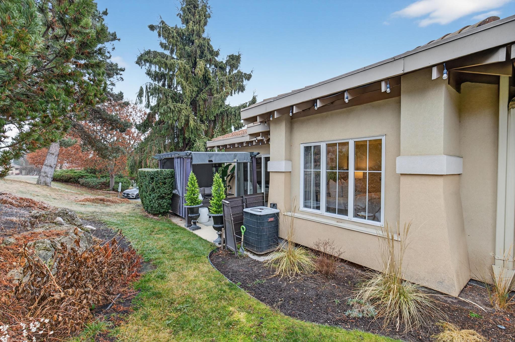 2314  Country Club Dr Kelowna V1V 2A6