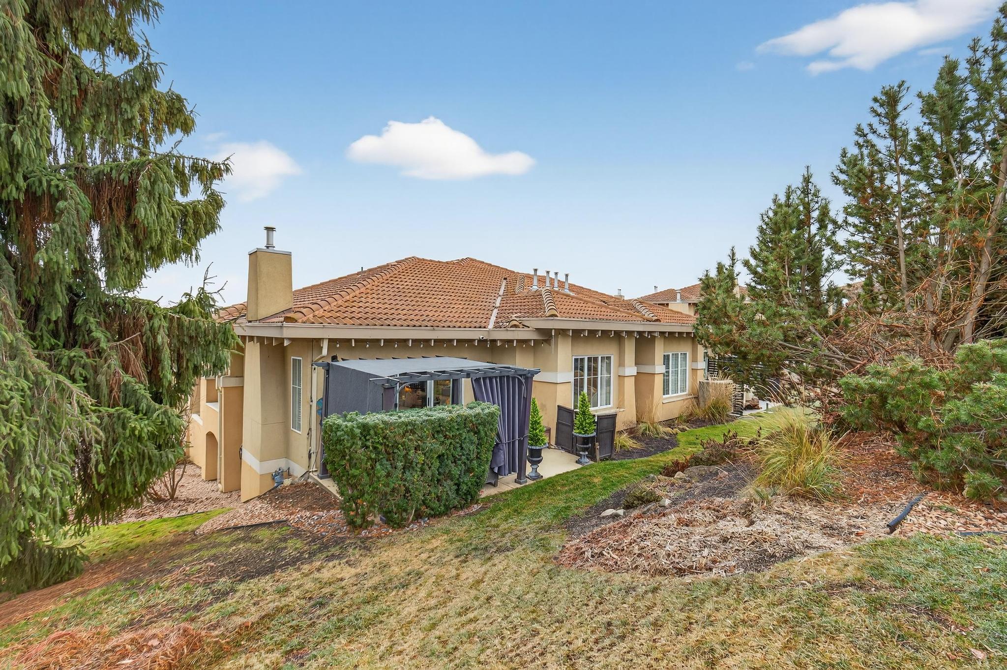 2314  Country Club Dr Kelowna V1V 2A6