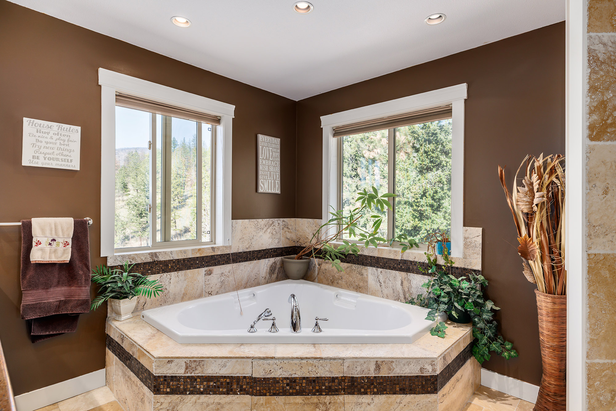 2054 Sunview Drive West Kelowna V1Z 3X6