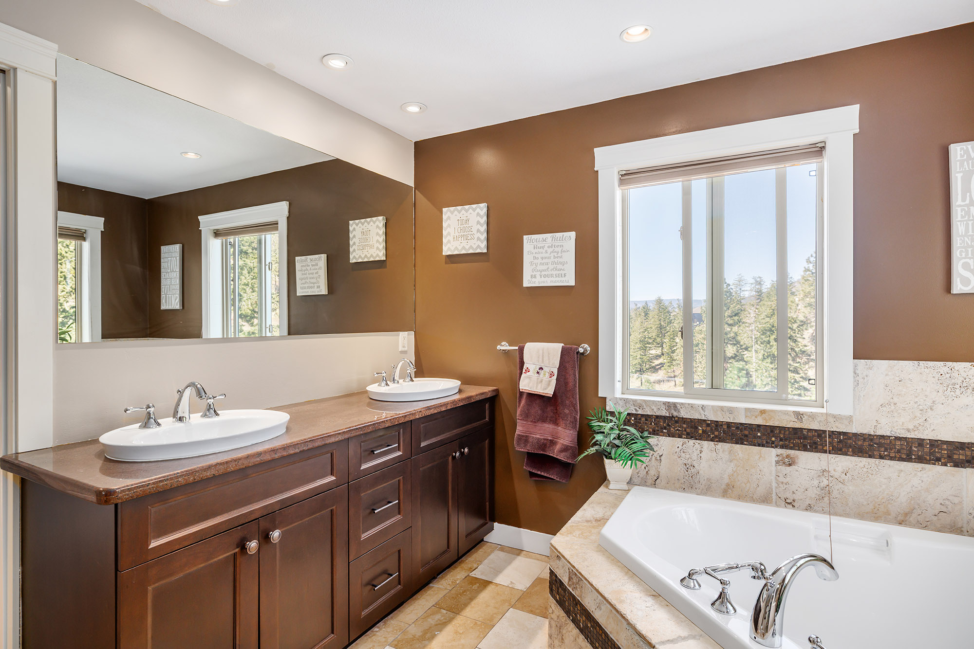 2054 Sunview Drive West Kelowna V1Z 3X6