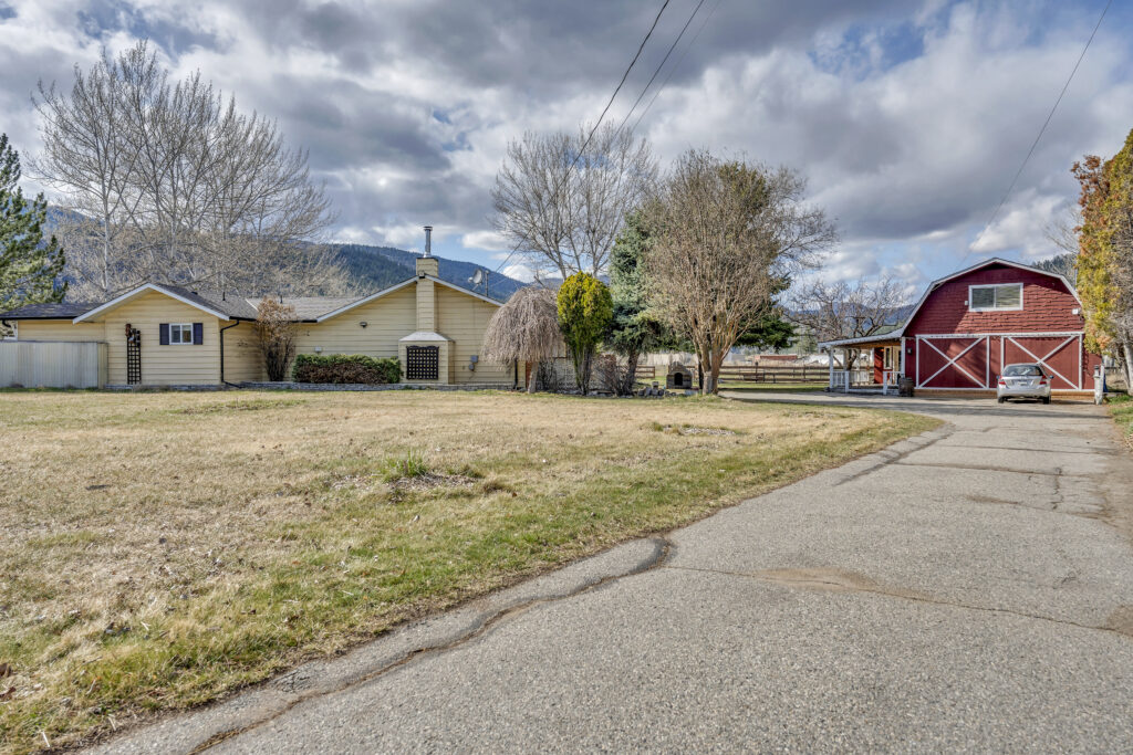 212 Carr Crescent Oliver V0H 1T5