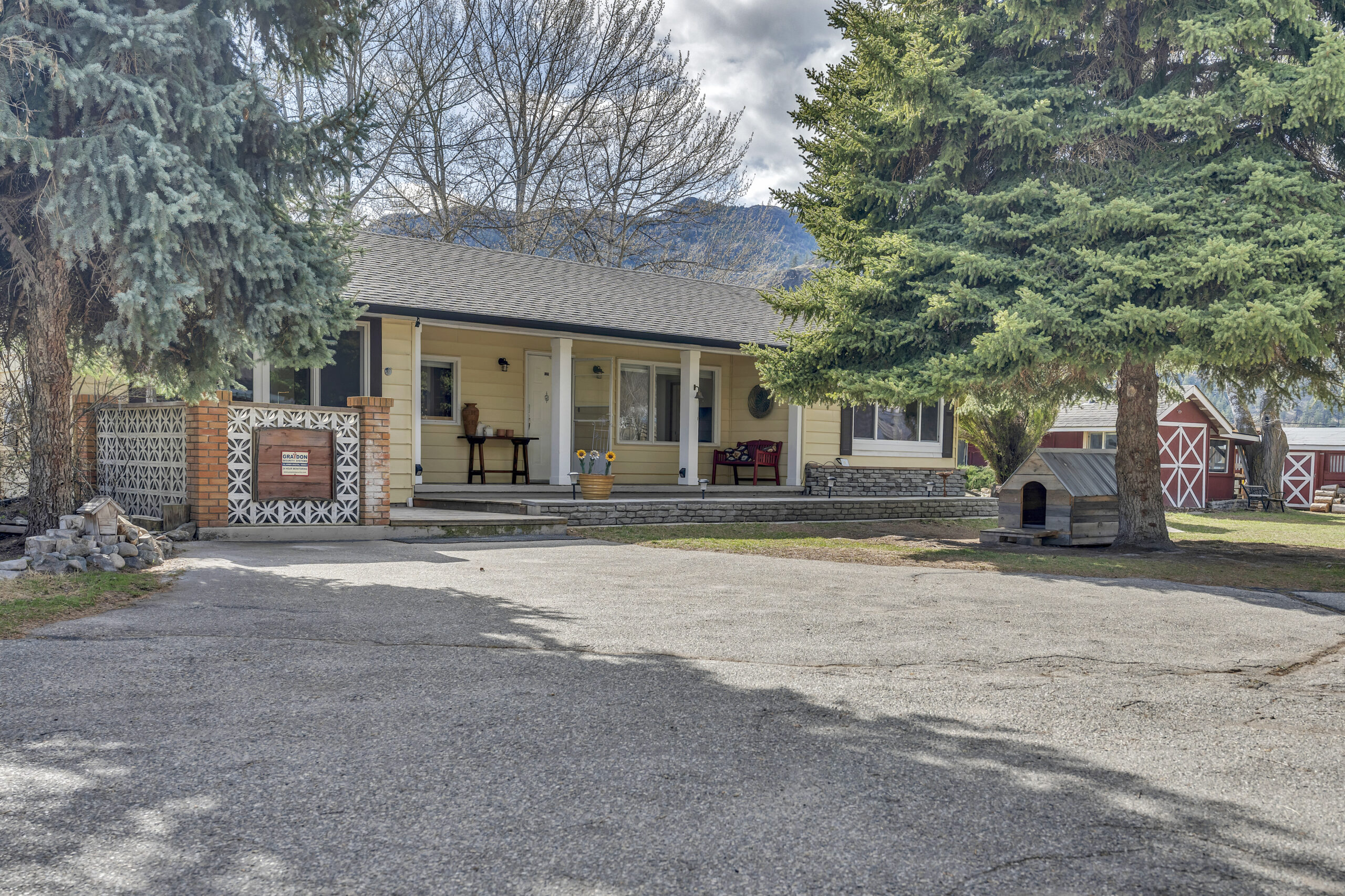 212 Carr Crescent Oliver V0H 1T5