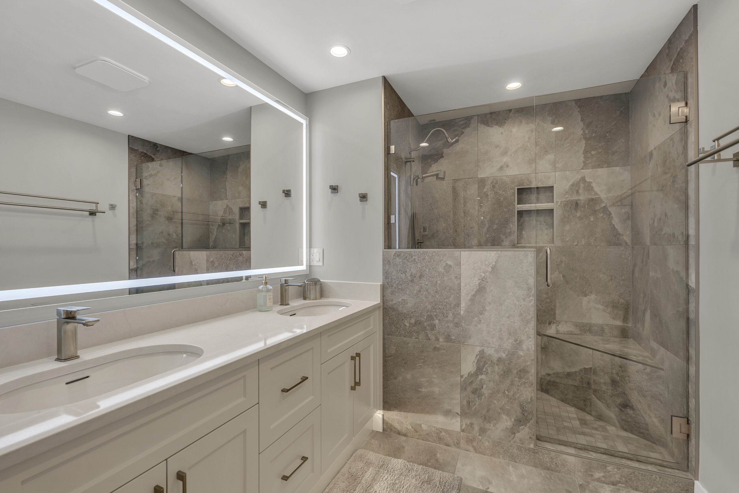 86 Lakeshore Drive 701 Penticton V2A 1B5