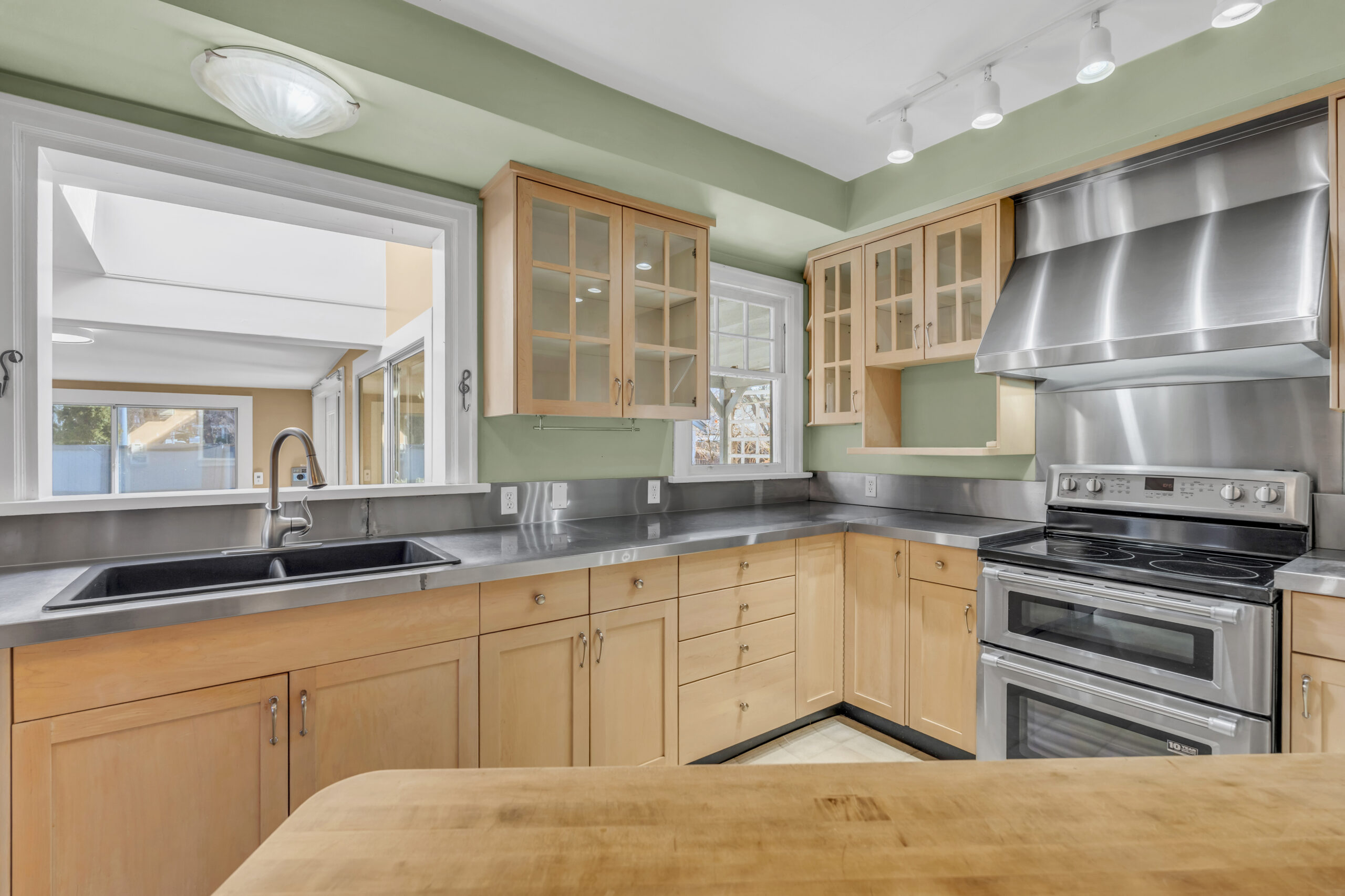 702 Winnipeg Street Penticton V2A 5N3