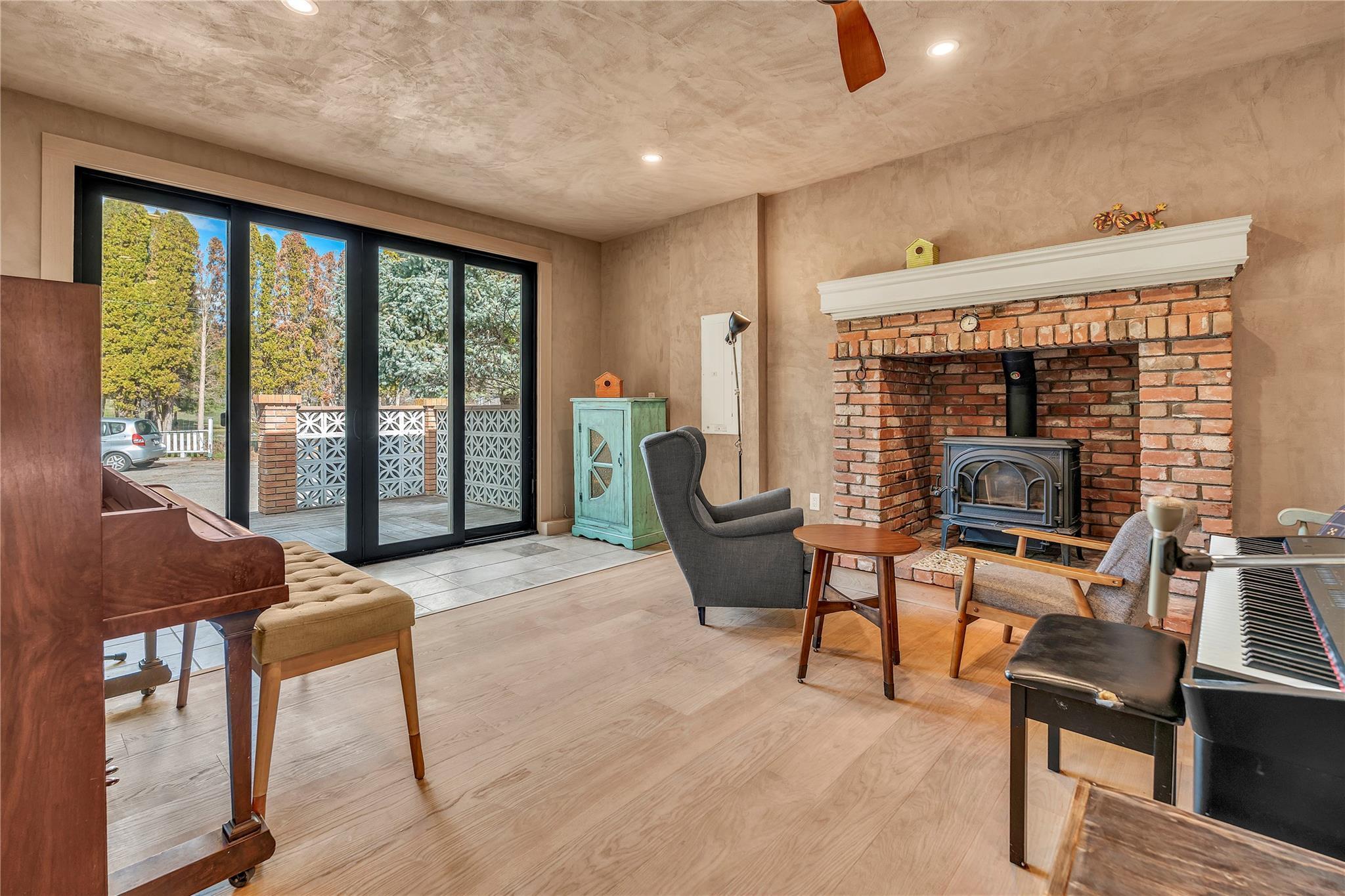 212 Carr Crescent Oliver V0H 1T5