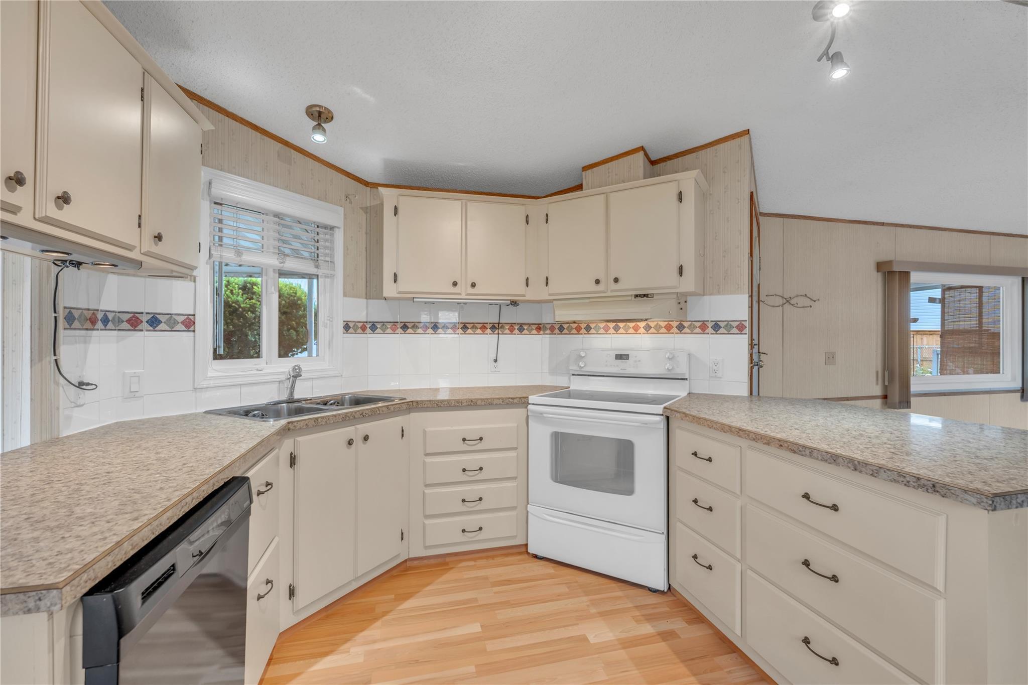 98 Okanagan Avenue 25 Penticton V2A 3J5